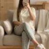 تنخور شلوار راحتی نخی طرح قلب رنگ طوسی تیره با تیشرت کرم در منزل