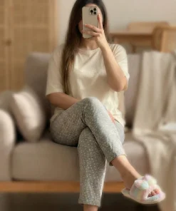تنخور شلوار راحتی نخی طرح قلب رنگ طوسی تیره با تیشرت کرم در منزل