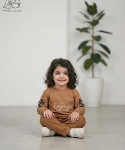 ست دخترانه بلوز دورس و شلوار کتان رنگ قهوه ای نشسته
