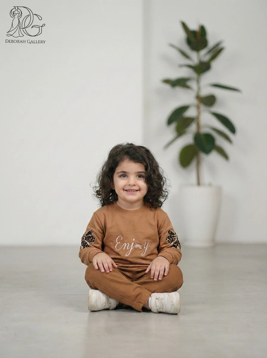 ست دخترانه بلوز دورس و شلوار کتان رنگ قهوه ای نشسته