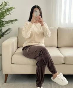 مدل شلوار راحتی مخمل ساده زنانه رنگ قهوه ای تیره
