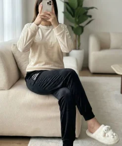 عکس شلوار راحتی مخمل ساده زنانه رنگ مشکی مناسب ست کردن